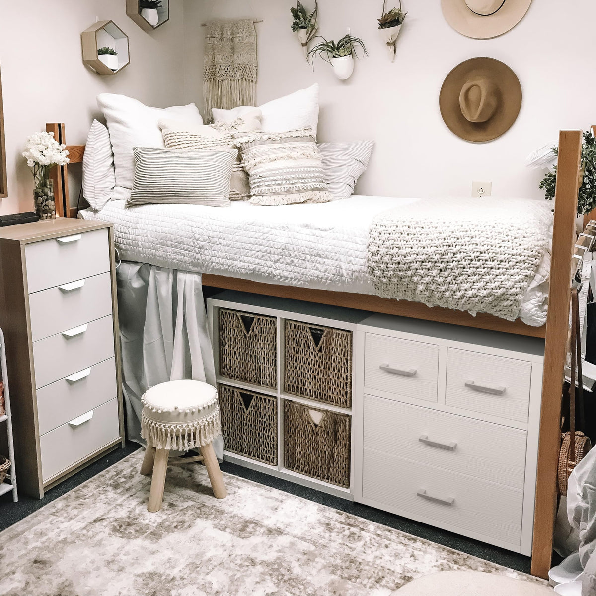 White 4 Drawer Dresser Z573457